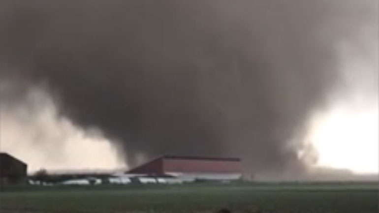 Ανεμοστρόβιλοι έπληξαν περιοχές της Γερμανίας Ανεμοστρόβιλοι έπληξαν περιοχές της Γερμανίας