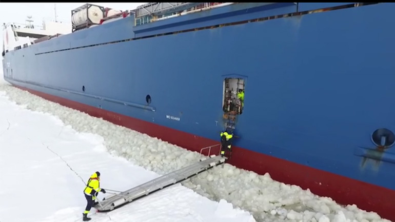 Ναυτικός επιβιβάζεται σε κινούμενο πλοίο με μοναδική τεχνική