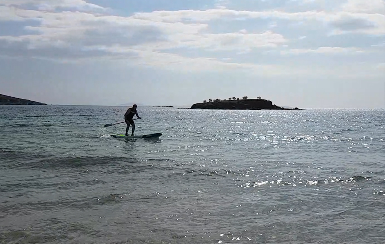 Απέναντι από τη παραλία Φάμπρικα στη Σύρο βρίσκεται το νησάκι Άμπελος και μπορείτε να πάτε πολύ εύκολα με ένα SUP...