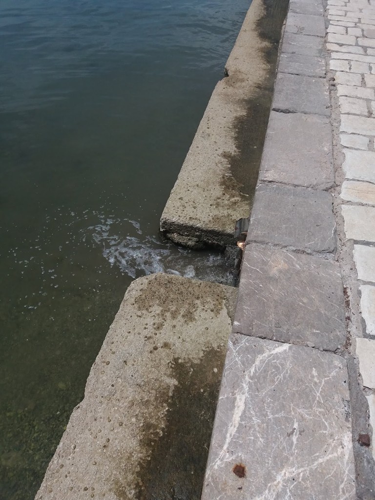 Ο αγωγός ρίχνει τα λύματα στο λιμάνι