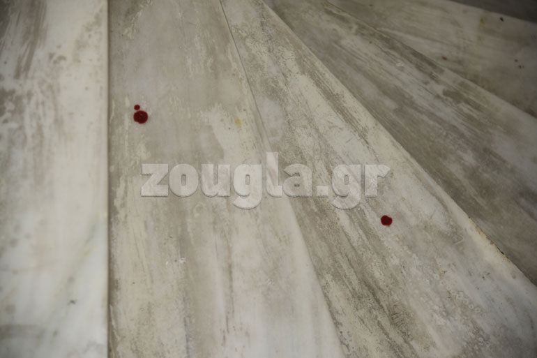 Δύο σταγόνες αίματος αγνώστου προελεύσεως αποτύπωσε ο φωτογραφικός φακός στο δάπεδο του συμβολαιογραφείου 