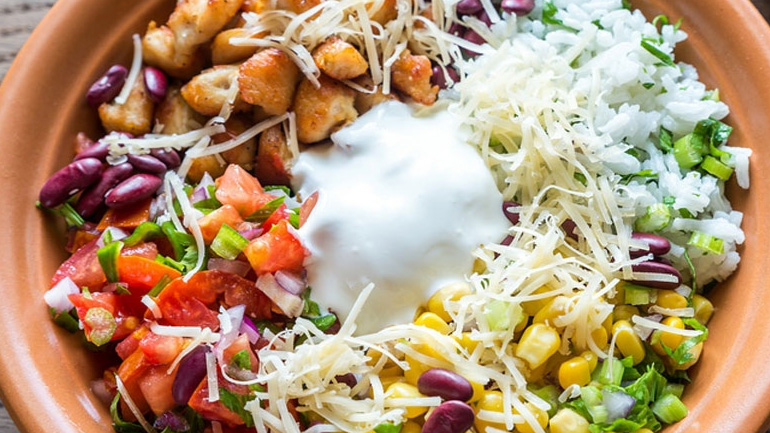 Γιατί πρέπει να τρώμε σαλάτα πριν από το κυρίως γεύμα;