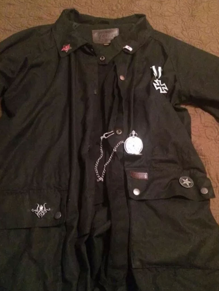 Στο τζάκετ που φορούσε την ώρα της επίθεσης διακρίνεται ο ναζιστικός σταυρός των SS και το σφυροδρέπανο