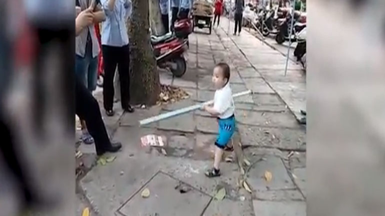 Viral το αγοράκι που για να υπερασπιστεί τους γονείς του τα έβαλε με αστυνομικούς