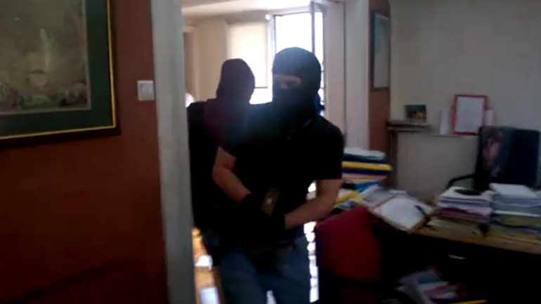 Σύλληψη μέλους του Ρουβίκωνα για την επίθεση σε συμβολαιογαφείο