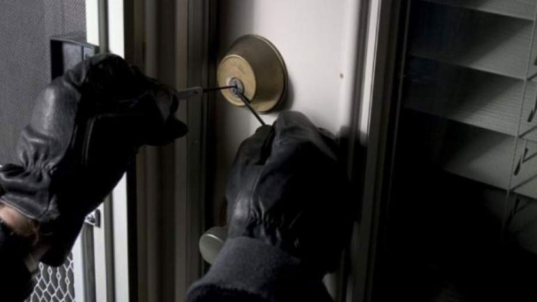 Κλοπή-μαμούθ στη Βουλιαγμένη: Άρπαξαν 115.000 ευρώ από ηλικιωμένη