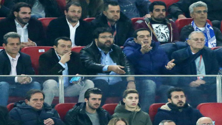 Τι φτιάχνει ο Τσίπρας με γουδί και γουδοχέρι