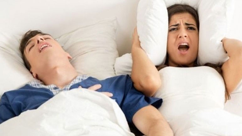 Κι όμως το ροχαλητό του συντρόφου σας βλάπτει την υγεία σας!