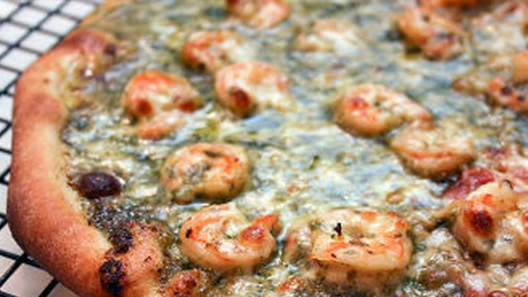 Πίτσα με πέστο και γαρίδες