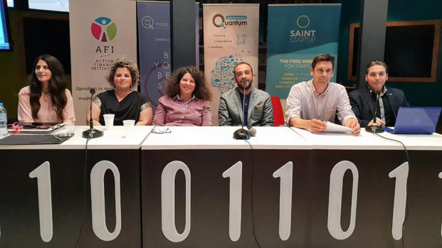 Από δεξιά προς αριστερά: Ο δημοσιογράφος Χρήστος Μαζάνης, ο Αντώνης Λιβιεράτος, ο Παναγιώτης Μαρκαντωνάτος, η Αναστασία Τσιλόγλου, Η Bη Μπουγάνη και η Ζωή Δρεμέτσικα