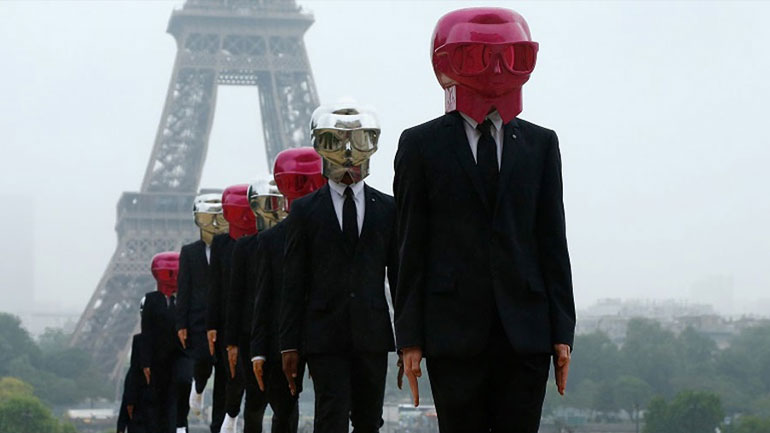 Karl Lagerfeld: Beauty Butlers κατέκλυσαν τους δρόμους του Παρισιού για το λανσάρισμα της νέας συλλογής