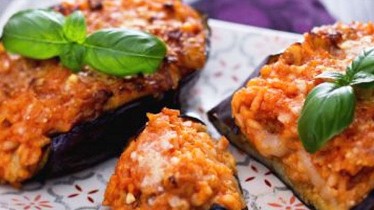 Λαχταριστές μελιτζάνες γεμιστές με τυρί και ρύζι