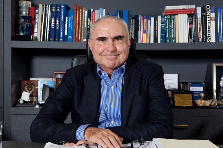 Έτσι να θυμόμαστε τον Θεόδωρο Βασιλάκη. Πάντα με το χαμόγελο!