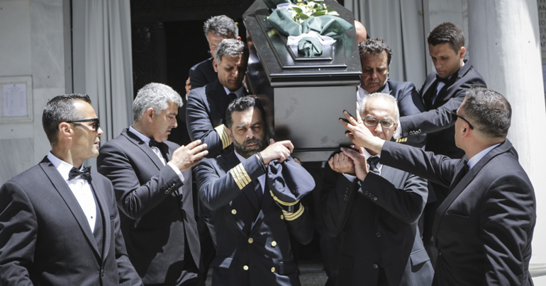 Πλήθος κόσμου (επωνύμων και μη) είπε το τελευταίο αντίο το Σάββατο 19 Μαΐου στο Κοιμητήριο της Κηφισιάς 