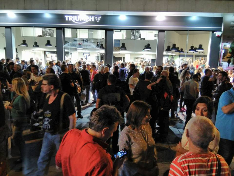 Πολύς κόσμος στα εγκαίνια της Triumph (φωτό: U-Ride)