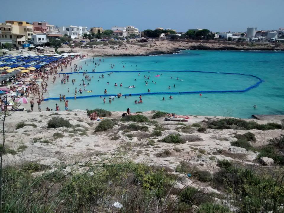 Πολυσύχναστη παραλία με δίχτυ για τις μέδουσες