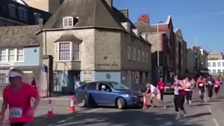 Θυμωμένη γυναίκα μπήκε με το αυτοκίνητο σε Μαραθώνιο