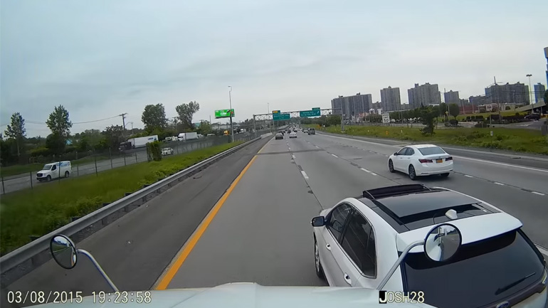 Οδηγός μπλοκάρει συνεχώς μια νταλίκα – Δείτε τι έπαθε!