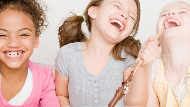 Από ποια ηλικία είναι ασφαλές να αρχίσει ένα παιδί να τρώει σοκολάτα;