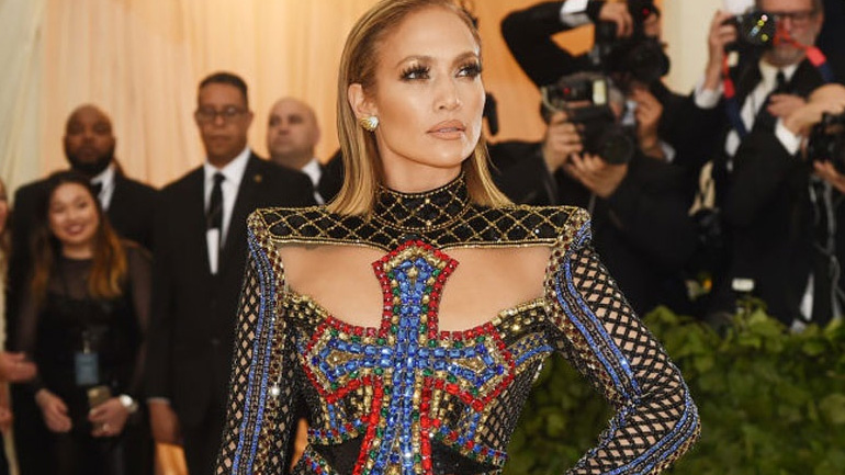 Στοιχηματίζουμε ότι δεν έχεις ξαναδεί μεγαλύτερο σκίσιμο σε φόρεμα από αυτό της Jennifer Lopez