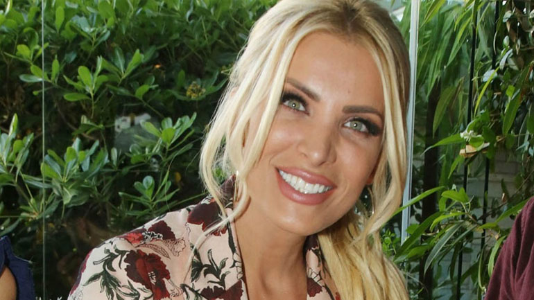 Έξαλλη η Κατερίνα Καινούργιου με το σχόλιο «παλιοπλαστικοποιημένη» στο Instagram