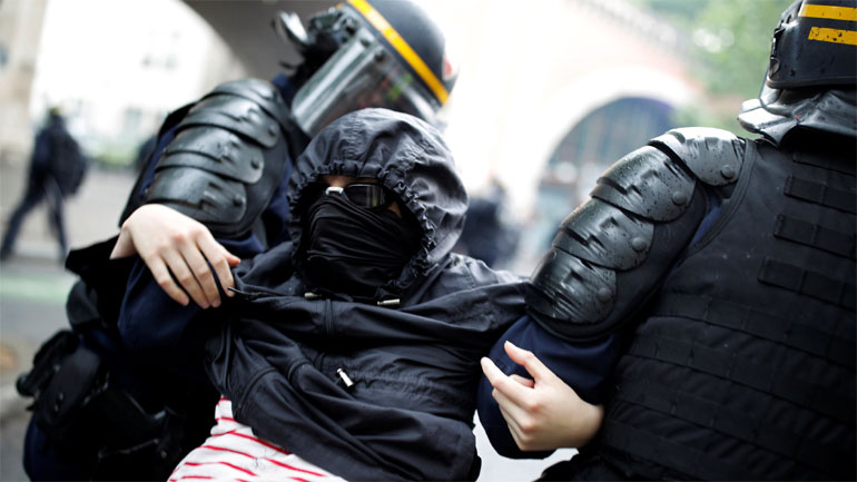 Συμπλοκές στο Παρίσι μεταξύ αστυνομικών και κουκουλοφόρων