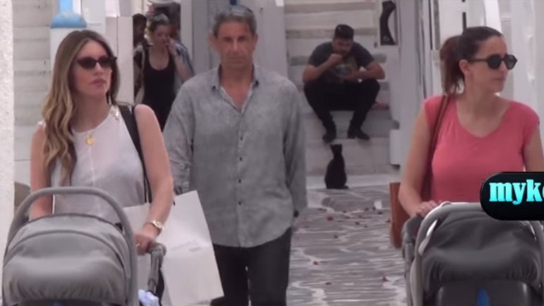 Βόλτα στα σοκάκια της Μυκόνου με τον γιο της η Αθηνά Οικονομάκου