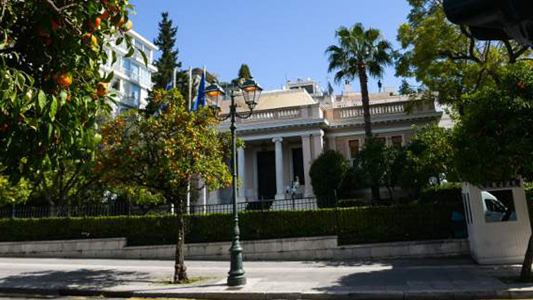 Μαξίμου: «Ο κ. Μητσοτάκης καταδικάζει τη βία από όπου και αν προέρχεται, αρκεί να μην προέρχεται από την ακροδεξιά»