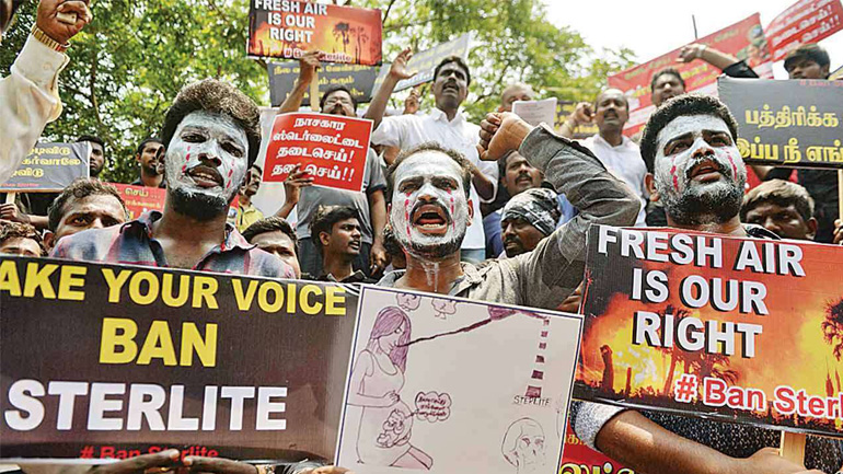 Ινδία: Η αστυνομία άνοιξε πυρ και σκότωσε 9 διαδηλωτές