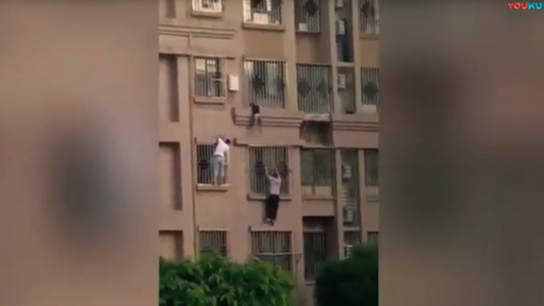 5χρονος κρέμεται από παράθυρο στον 4ο όροφο