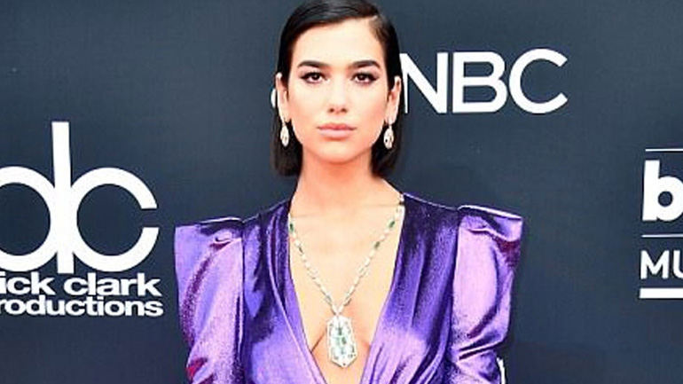 Το εκκεντρικό φόρεμα της Dua Lipa που μαγνήτισε τα βλέμματα στα Billboard