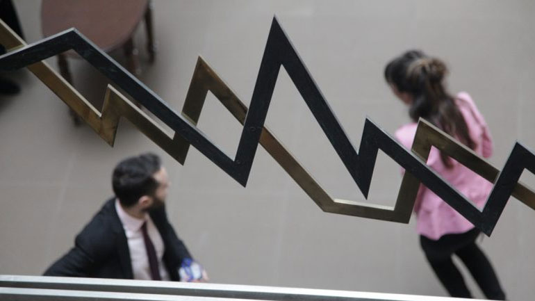 Ισχυρές τραπεζικές πιέσεις και νέα βουτιά της Folli Follie παρέσυραν το Χρηματιστήριο σε νέα πτώση
