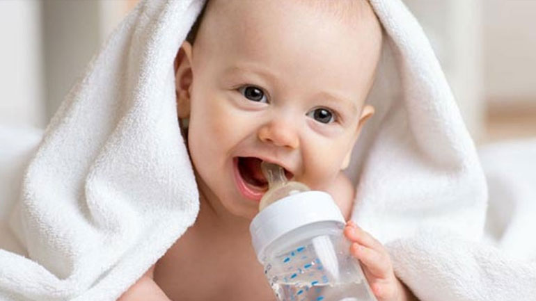 Γιατί δεν πρέπει να πίνουν νερό τα μωρά μέχρι 6 μηνών;