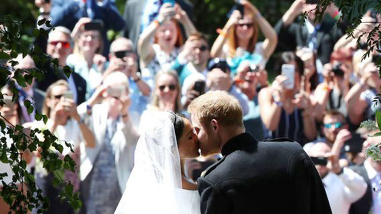 Ποιοι καλεσμένοι του βασιλικού γάμου πέταξαν για Σαντορίνη μετά το μυστήριο;