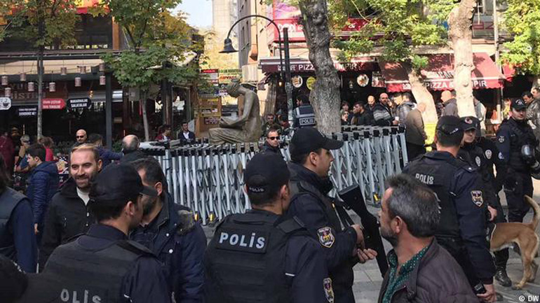 Η τουρκική αστυνομία «επιτηρεί» το μνημείο ανθρωπίνων δικαιωμάτων