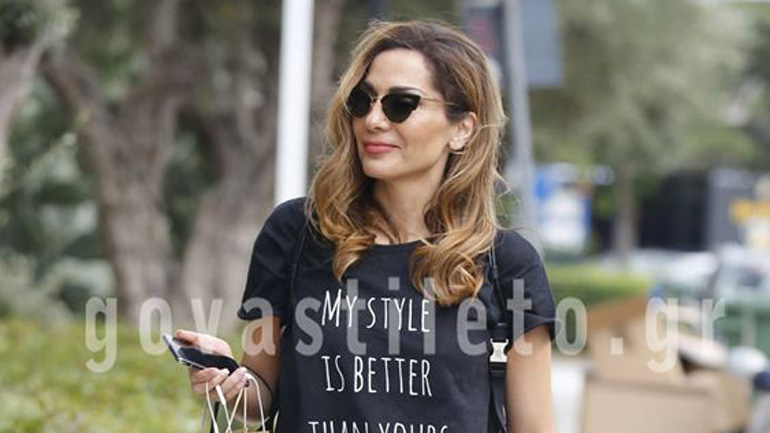 Δέσποινα Βανδή: Την τσακώσαμε στη Γλυφάδα με casual look!