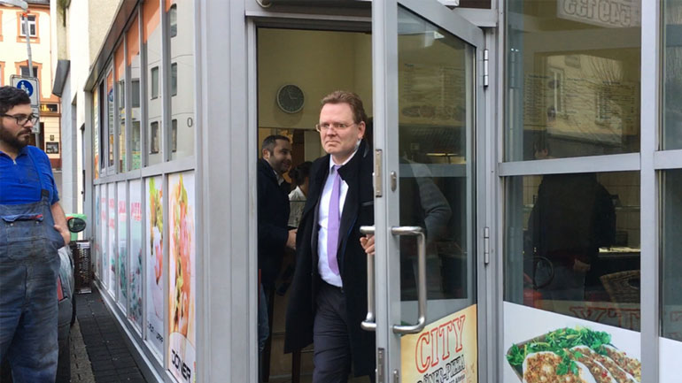 Deutsche Welle: Μετάνιωσε για την επίθεση κατά του δημάρχου