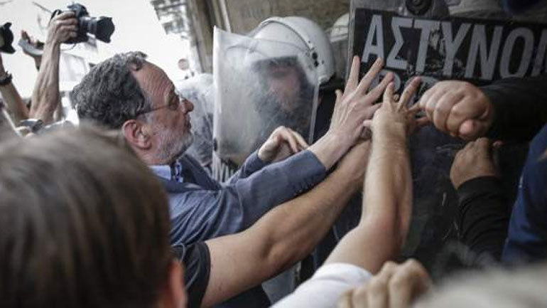 ΛΑΕ: Ξεπέρασαν κάθε όριο τα ΜΑΤ – 2 τραυματίες από τα επεισόδια έξω από συμβολαιογραφείο