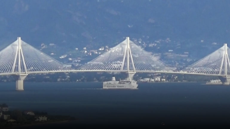Εντυπωσιακές εικόνες: Τεράστιο πλοίο περνά κάτω από τη γέφυρα Ρίου – Αντιρρίου