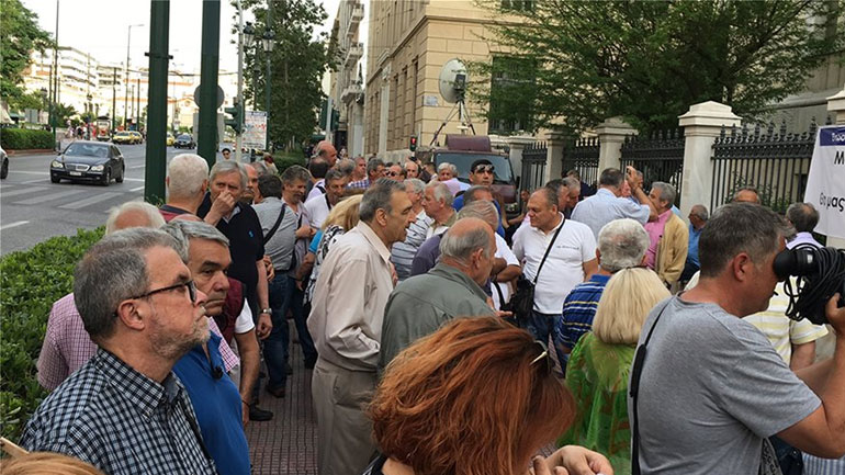 Συνταξιούχοι έξω από το ΣτΕ -Διαμαρτύρονται για τις περικοπές συντάξεων