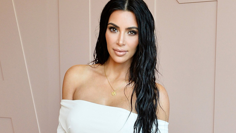 H Kim Kardashian λανσάρει δύο νέες παλέτες highlighter για το καλοκαίρι!