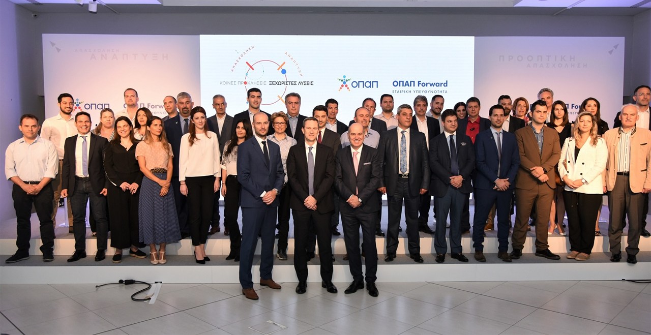 Εκπρόσωποι των 40 εταιρειών που συμμετέχουν στο πρόγραμμα «ΟΠΑΠ Forward», με τη Διοίκηση του ΟΠΑΠ (Πετρ Ματεγιόφσκι Chief Customer Οfficer, Ντάμιαν Κόουπ Διευθύνων Σύμβουλος, Σπύρος Φωκάς Αντιπρόεδρος Α’)