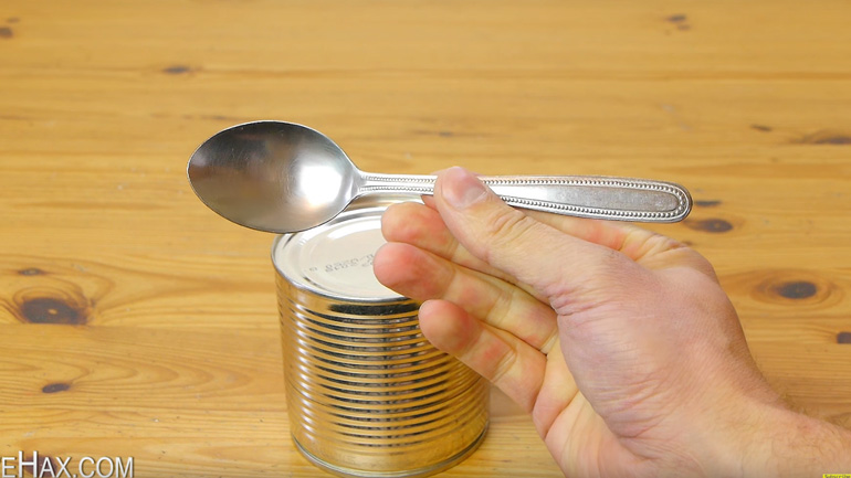 Δείτε πώς θα ανοίξετε μία κονσέρβα με ένα κουτάλι
