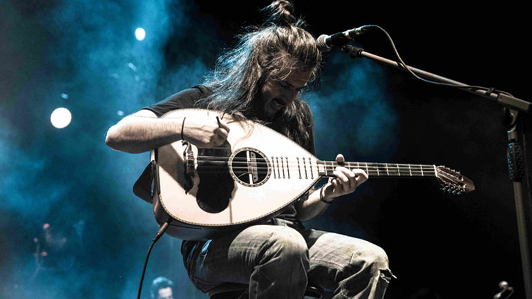 Ο Γιάννης Χαρούλης στο Θέατρο Γης