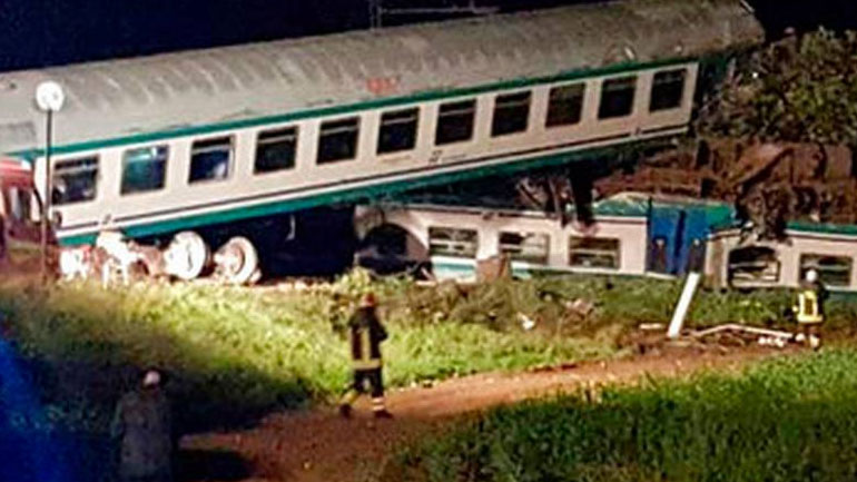 Σύγκρουση τρένου με φορτηγό στην Ιταλία – Δύο νεκροί και πολλοί τραυματίες