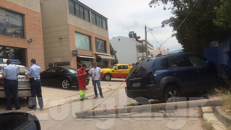 Αυτοκίνητο «καρφώθηκε» σε κολυμβητήριο στο Χαλάνδρι