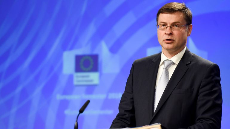 Ντομπρόβσκις: Η Ιταλία θα πρέπει να μειώσει περαιτέρω το δημοσιονομικό της έλλειμμα