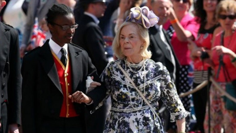 Η 85χρονη Δούκισσα του Κεντ εμφανίστηκε στον βασιλικό γάμο με sneakers Hogan!