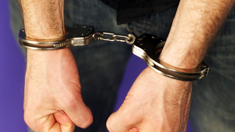 Έμπαιναν σε σούπερ μάρκετ με… καπάκια φρεατίων