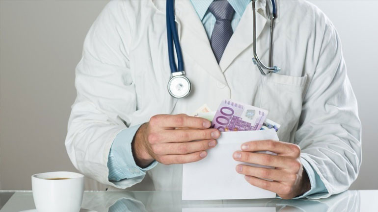 Ηράκλειο: Καταδικάστηκε γιατρός για «φακελάκι»